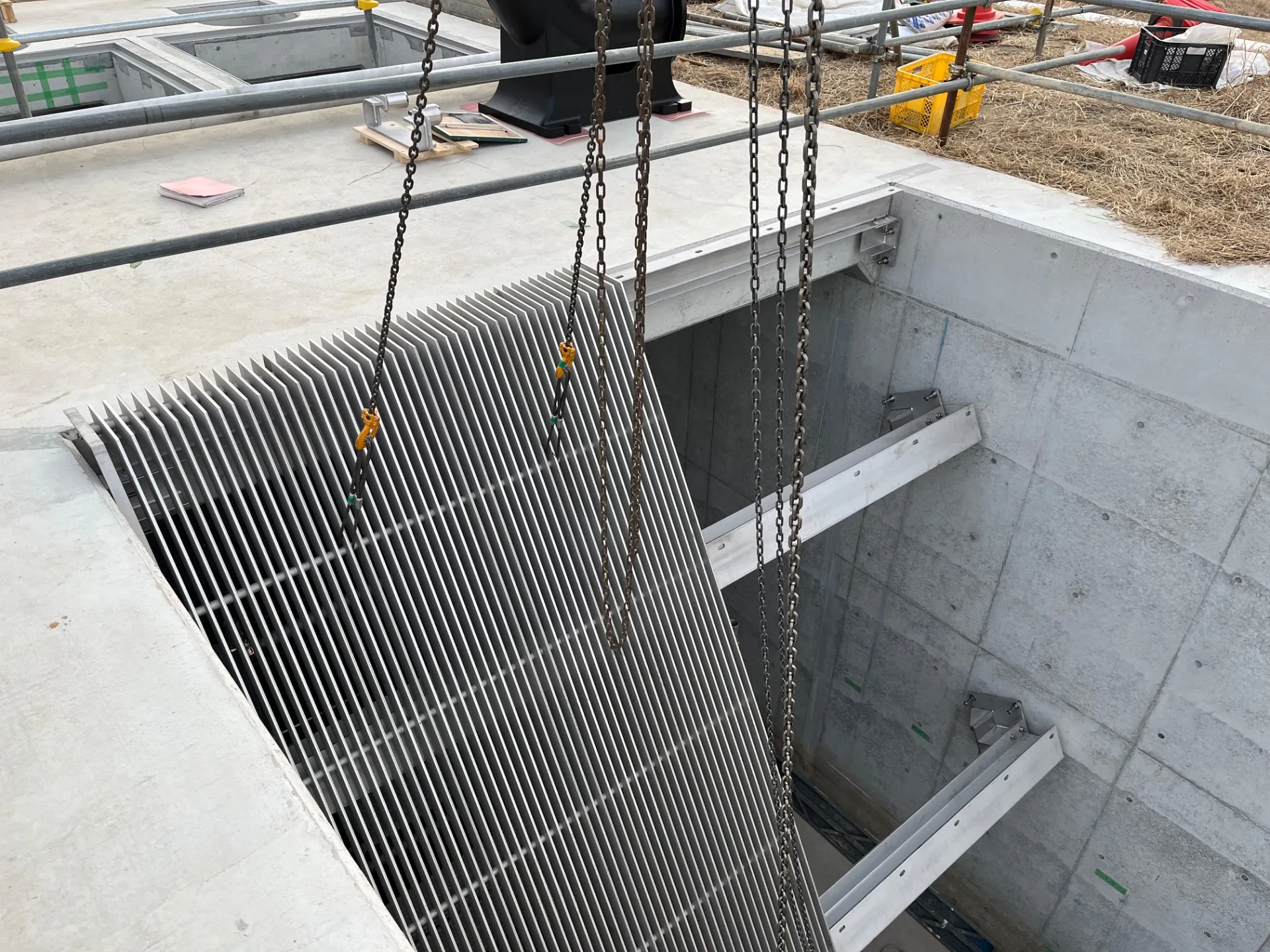 【現場ログ】巨大スクリーンの据付完了！